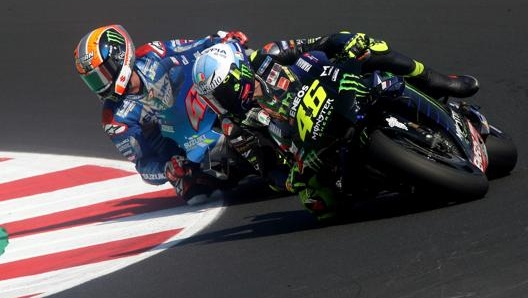 Rossi in lotta con Rins. Ansa