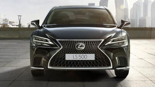 Il design della nuova Lexus LS è molto simile a quello della versione precedente, salvo per alcuni dettagli concentrati nel muso