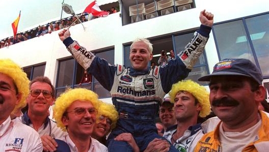 Jacques Villeneuve in trionfo dopo la conquista del Mondiale 1997, ultimo titolo iridato della Williams. Getty