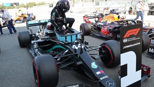 Hamilton esce dalla sua Mercedes. Afp