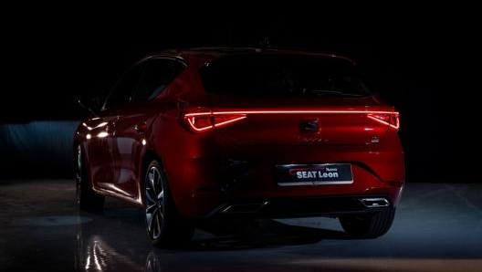 Il retro della Seat Leon con i gruppi ottici a Led “coast to coast”