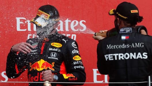 Verstappen e Hamilton sul podio di Silverstone. Afp