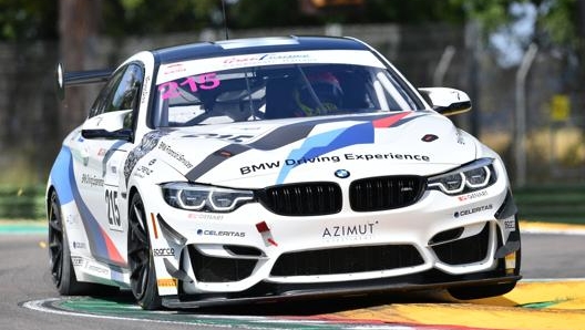 La Bmw M4 GT4 impegnata sul tracciato intitolato a Enzo e Dino Ferrari