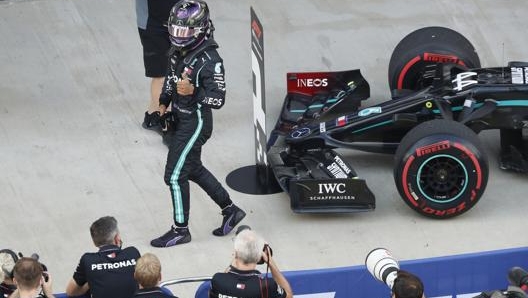 Lewis Hamilton saluta il team dopo la pole a Sochi. Lapresse