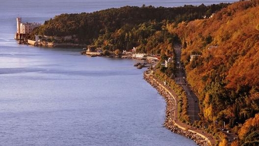 Il promontorio del capoluogo friulano in una foto tratta dalla pagina Facebook Discover Trieste