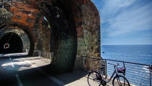 Un suggestivo tratto della pista ciclopedonale sulla Riviera di Levante in Liguria. Pagina Facebook Ciclopedonale Maremonti/N. Bellandi