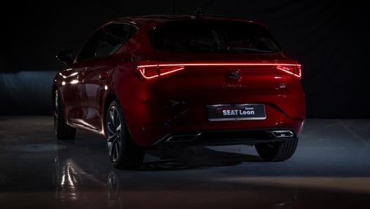 Qui il posteriore della nuova Seat Leon 2020 con l’illuminazione a led e l’effetto coast to coast