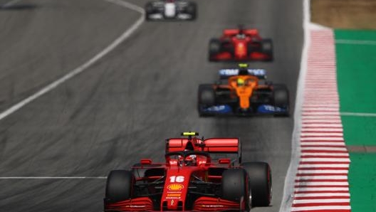 Le Ferrari in azione nell’ultimo GP Spagna vinto dalla Mercedes con Hamilton. Epa