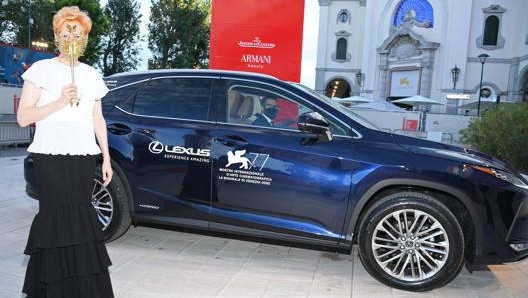 L’attrice Tilda Swinton in compagnia della Lexus UX300e