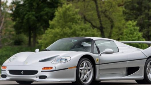 La Ferrari F50, originariamente rosso corsa e ora in colorazione argento Nürburgring