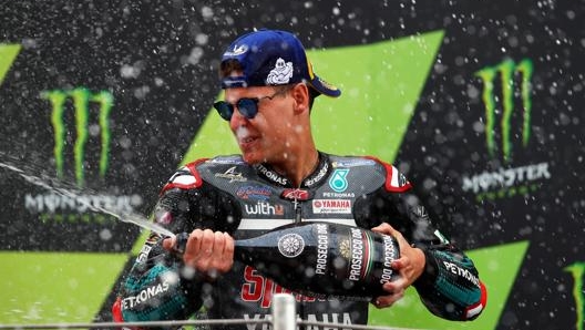 Fabio Quartararo festeggia sul podio la vittoria nel GP della Catalogna