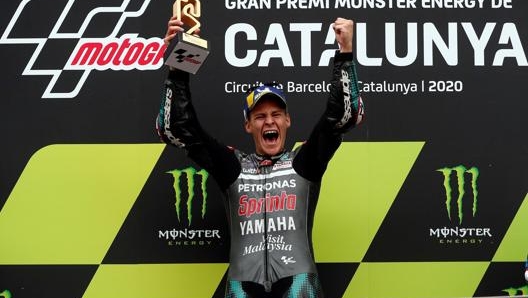 Fabio Quartararo solleva il trofeo sul podio. EPA