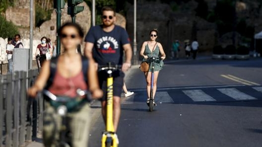 Per il Codice della strada i monopattini sono equiparati alle biciclette. LaPresse