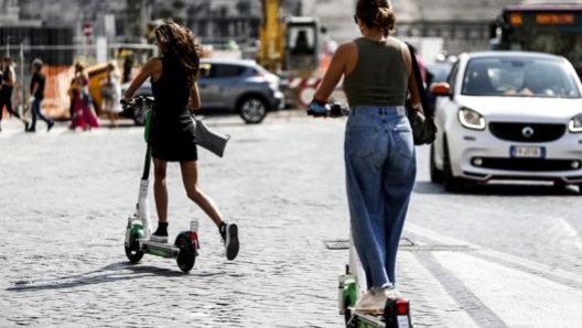 I monopattini possono circolare su strade urbane con il limite di 50 km/ ed extraurbane con pista ciclabile. LaPresse