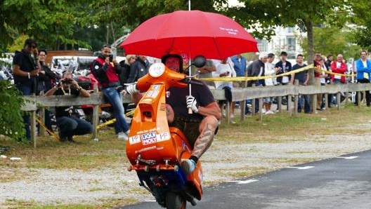 Austriaco, 42 anni, Günter Schachermayr è uno specialista dello stunt-riding in sella alla Vespa