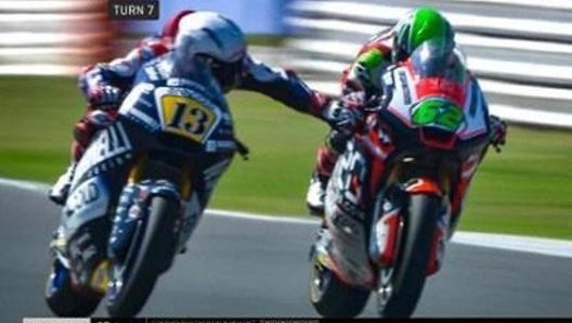 Il gestaccio di Fenati su Manzi a Misano nel 2018 in Moto2