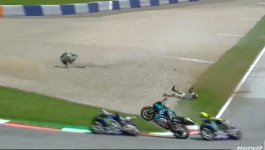 La moto di Morbidelli, senza controllo, sfiora Vinales (davanti) e Rossi (dietro)