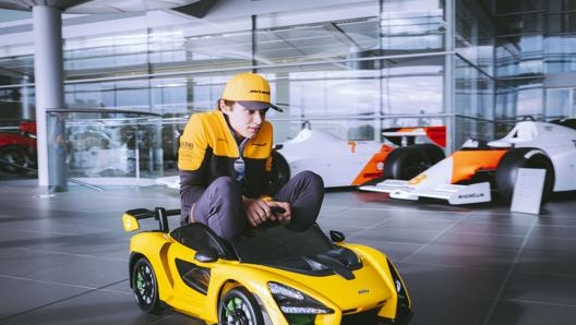 Lando Norris a bordo della McLaren Senna Ride On