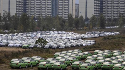 Un deposito  di auto nuove della Byd a Xi’an. Epa