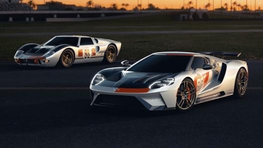 La Ford GT 2021 e, in secondo piano, la GT 40 MK II che dominò a Daytona e Le Mans nel 1966