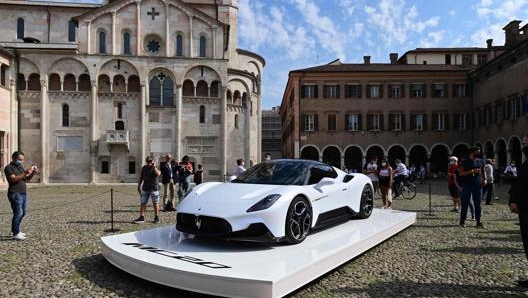 La Maserati MC20 esposta in Piazza Grande a Modena. AFP