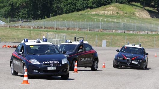 Le auto dell’Arma durante un esercizio di slalom