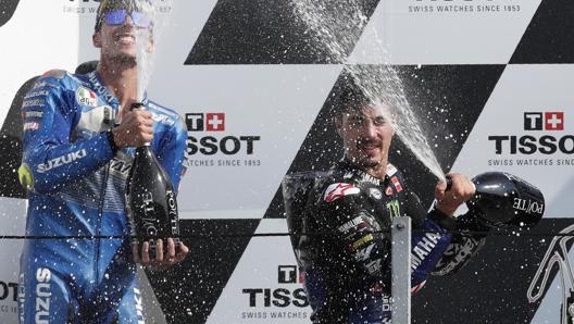 Joan Mir e Maverick Viñales sul podio di Misano. LaPresse