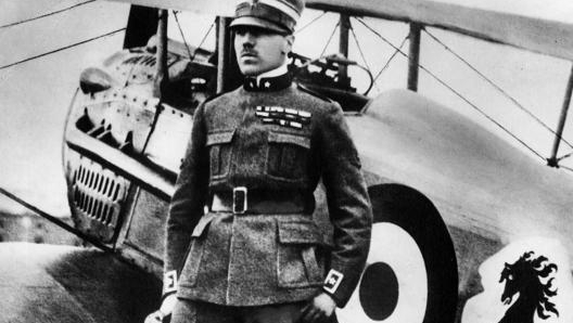 Il maggiore Francesco Baracca e il cavallino rampante dipinto sul suo aereo