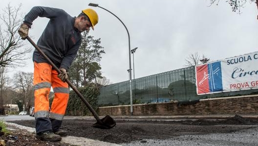 Un tecnico impegnato nel rifacimento del manto stradale