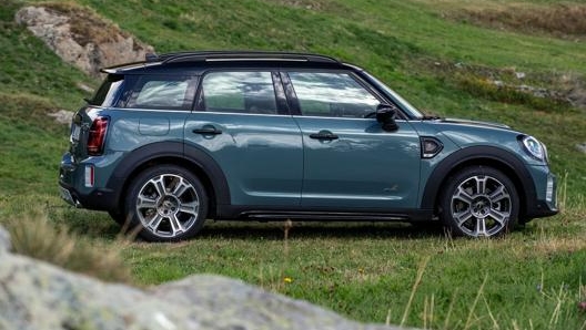 Le linee della scocca della nuova Mini Countryman non cambiano, ma ci sono nuove colorazioni