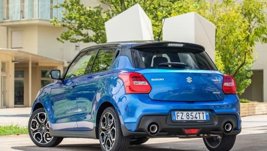 Tanti i dettagli per rendere la Suzuki Swift Sport Hybrid sportiva e accattivante, come i terminali di scarico