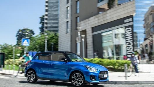 La Swift Sport Hybrid fa divertire tra le curve, ma è perfetta anche in città