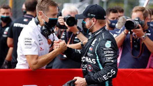 Valtteri Bottas congratulato dal team dopo la pole a Silverstone. Afp