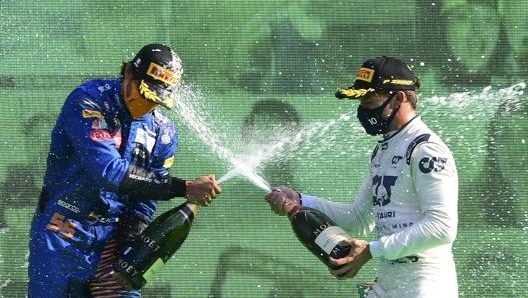 Carlos Sainz e Pierre Gasly sul podio di Monza. Epa