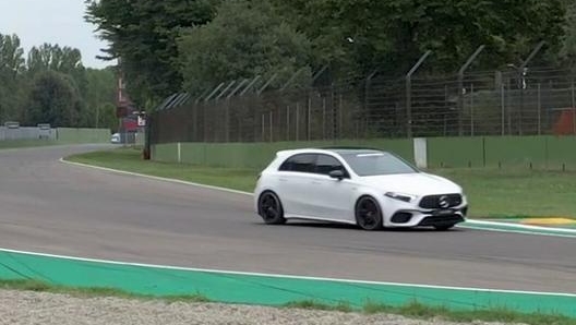 La Mercedes Amg A45S ha una potenza di 421 cavalli