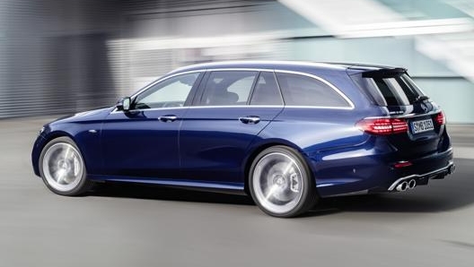 La E53 station wagon è lunga 4.945 millimetri