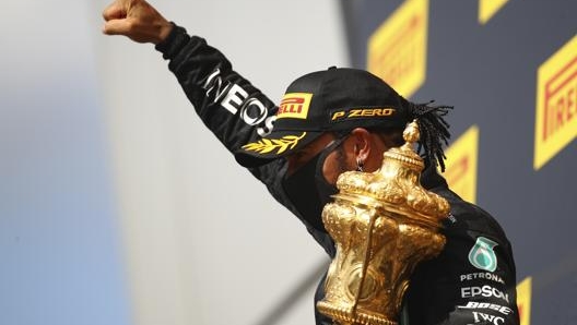 Il pugno chiuso di Lewis Hamilton dopo la vittoria a Silverstone. Lapresse