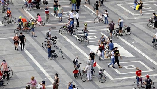 È vietata la circolazione sui marciapiedi. Ansa