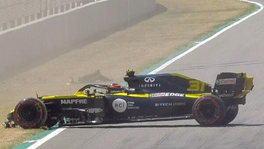 L’incidente di Ocon durante le prove andato contro il muro con la sua Renault per evitare Magnussen