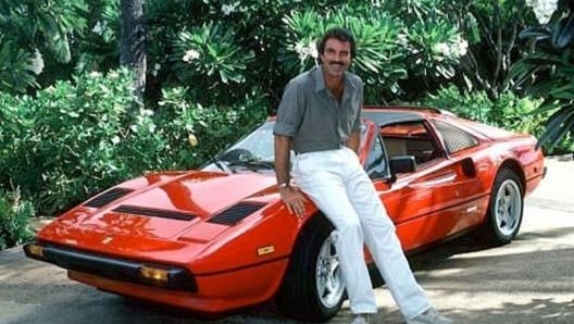 Il “baffo” Tom Selleck sulla Ferrari 308 Gts