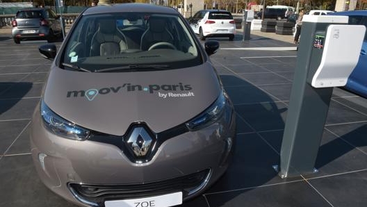 Una Renault Zoe in car sharing. Il nome del servizio p cambiato da Moov’in Paris a un più semplice Zity. Afp