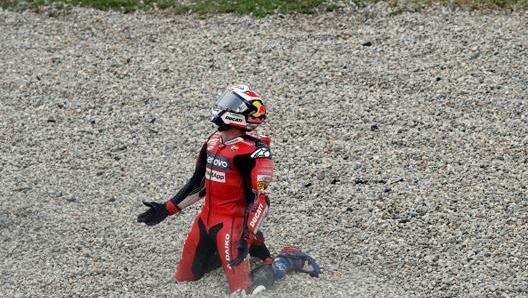 Dovizioso disperato dopo la caduta. Epa