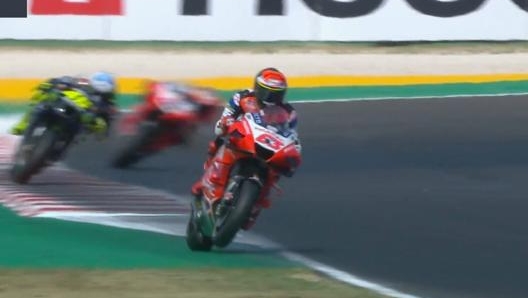 Il momento in cui Pecco Bagnaia mette le ruote fuori pista, perdendo la pole a favore di Vinales