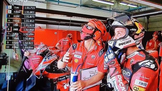 Andrea Dovizioso guarda il monitor dei tempi durante la Q1