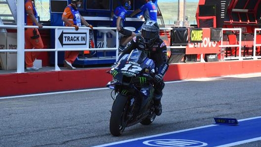 Maverick Vinales rientra ai box durante le FP3. AFP