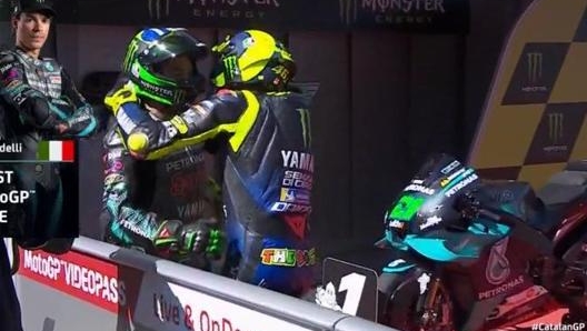 L’abbraccio tra Morbidelli e Rossi al termine delle Qualifiche.