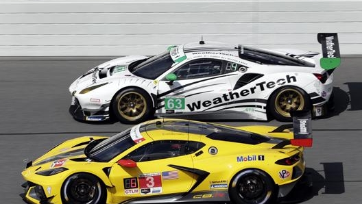 Una Ferrari 488 GT3 (in bianco) durante i test per lultima 24 Ore di Daytona. Ap