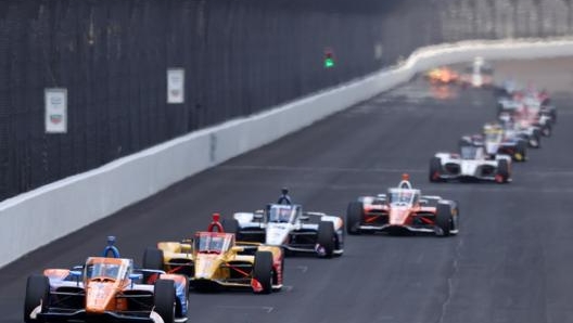 Le fasi iniziali della 500 Miglia di Indianapolis, corsasi senza pubblico. Afp