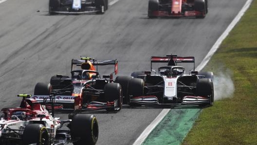 Albon allarga su Grosjean, penalità