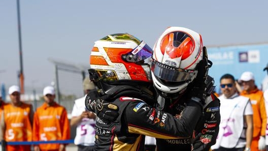 Abbraccio ra compagni di squadra della DS-Techeetah: Antonio Felix Da Costa e Jean-Eric Vergne. Getty Images